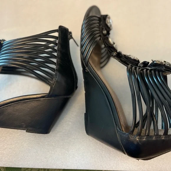 T-strap short heeled sandals - Picture 7 of 8